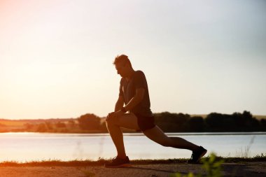 İnsanoğlu ısınıyor, dışarıda güzel bir alanda antrenman yapıyor..