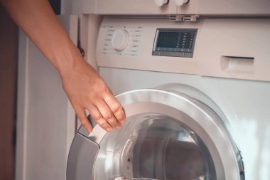 İnsanlar modern çamaşır parlatıcısını kullanıyor..