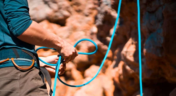 El hombre está escalando con cuerda, haciendo senderismo en las montañas. — Foto de Stock
