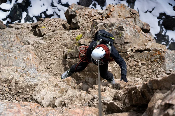 Escalador está rappel desde la cumbre de las montañas. — Foto de Stock