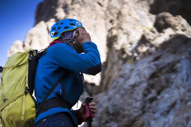 Bir dağ kurtarıcısı, telsizi olan bir adam..