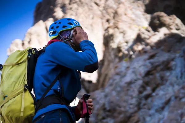Un rescatador de montaña, hombre con walkie-talkie. — Foto de Stock
