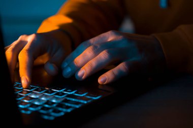 Eller dizüstü bilgisayarın klavyesinde.