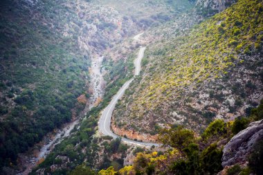 Akdeniz bölgesindeki dağların arasında güzel bir yol.