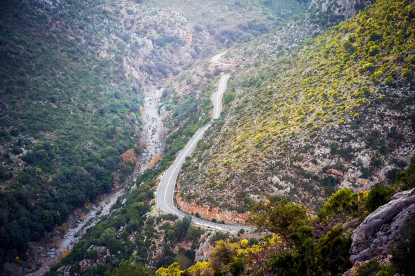 Akdeniz bölgesindeki dağların arasında güzel bir yol.