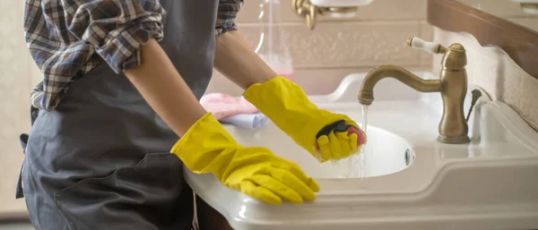 Młoda Dziewczyna Fartuchu Żółtych Gumowych Rękawiczkach Rękach Czyści Łazienkę Myjąc — Zdjęcie stockowe
