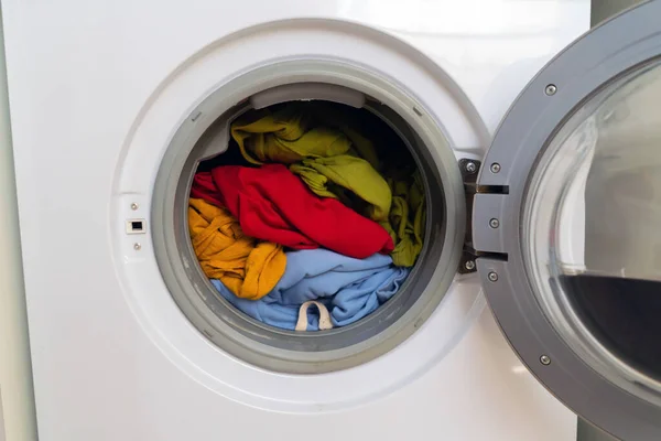 Çamaşır Makinesi Açık Kapılı Parlak Renkli Elbiseli Yakın Plan Görünüm — Stok fotoğraf