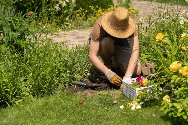 Jovem Chapéu Palha Mãos Luvas Está Envolvido Trabalho Jardinagem Plantando — Fotografia de Stock