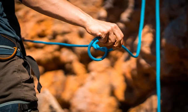 Young Man Prepares Rock Climbing Mountains Outdoor Athlete Ties Figure — Zdjęcie stockowe