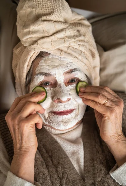 Una Anciana Cuida Salud Belleza Aplica Una Máscara Cosmética Cara — Foto de Stock