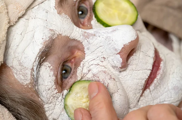 Una Anciana Cuida Salud Belleza Aplica Una Máscara Cosmética Cara — Foto de Stock