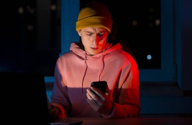 Genç bir adam gece geç saatlere kadar evde bir dizüstü bilgisayarda çalışır ve telefonda konuşur, iş meselelerini çözer, dosyaları analiz eder, serbest çalışan internetten iletişim kurar..