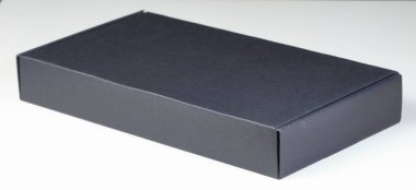 Paket Teslimatı için Siyah Kare Karton Kutusu beyaz arkaplanda izole