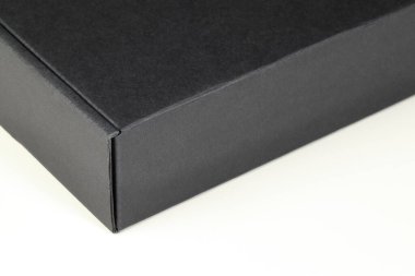 Karton kutunun sol köşesi beyaz arkaplanda izole edilmiş Paket teslimatı için kapatıldı