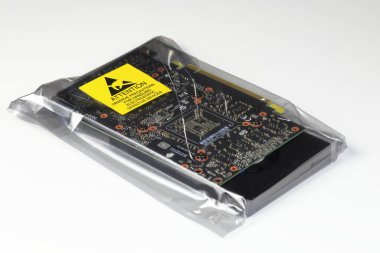 Profesyonel video kartı, yüksek performanslı video kartı beyaz üzerinde durağan olmayan pakette izole edilmiş.,