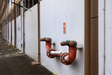 Yangın söndürme boruları ya da yüksek binadaki yangın boruları acil bir durum olduğunda sisteme su sağlamak için. İtfaiye ekipmanı, güvenlik, yangın önleme kavramı.