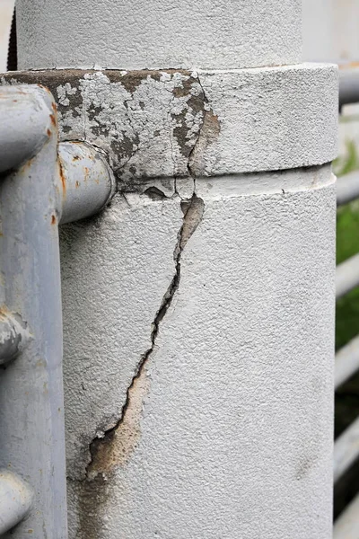 Surface Béton Gris Fissuré Avec Armature Visible Rouille Dans Armature — Photo