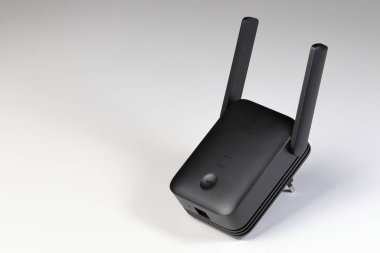 Modern Kablosuz Yönlendirici, Ağ Yönlendirici, WiFi Tekrarlayıcı, WiFi Yükseltici veya Wi-Fi Aralığı genişleticisi beyaz arkaplanda izole edildi