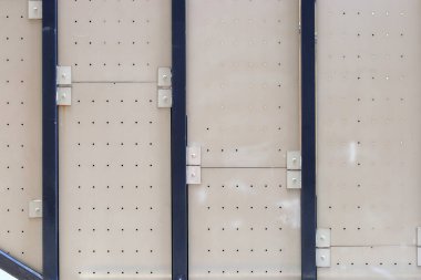 İnşaat alanında alçıdan duvar var. Bina dekorasyonu için alçıpan. İnşaat malzemeleri. Alçıpan deposu.