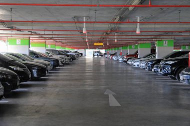Yer araçları için büyük bir park yeri, bir binadaki park yeri..