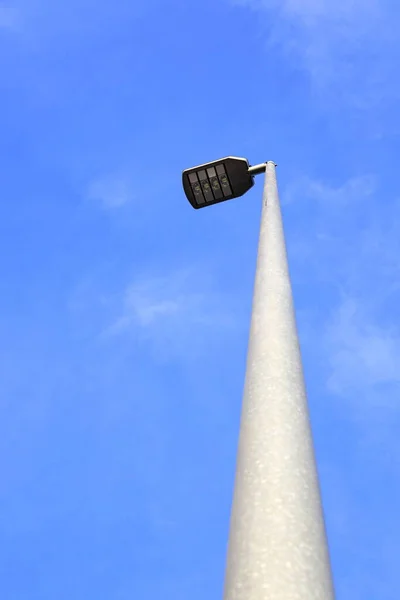 Современный Светодиодный Электрический Фон Голубым Небом — стоковое фото