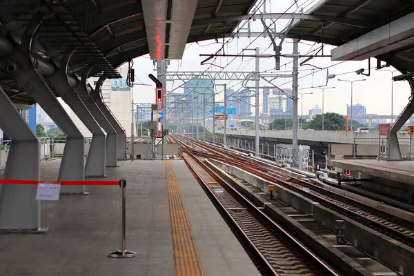 Empty New Railway Station Platform Covid Situation Perspective View — Stock Photo, Image