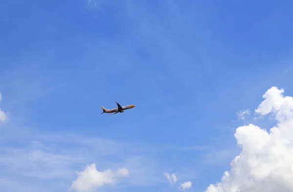 Avião Comercial Passageiros Voando Alto Com Nuvem Branca Belo Céu — Fotografia de Stock