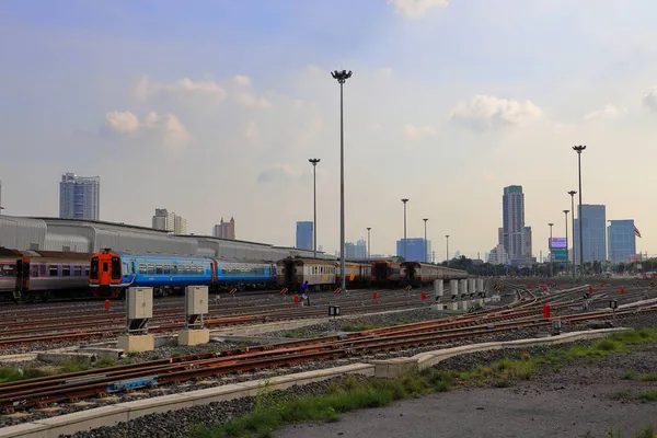 Percorsi Ferroviari Vuoti Diretti Verso Città Con Cielo Blu Paesaggio — Foto Stock