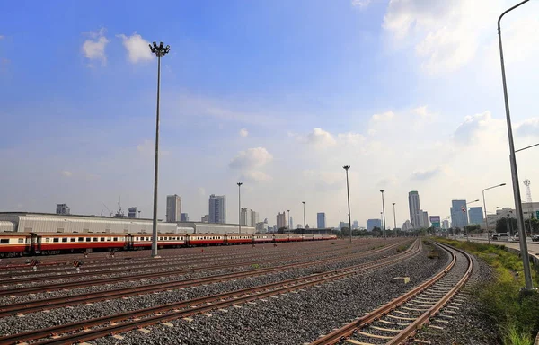 Percorsi Ferroviari Vuoti Diretti Verso Città Con Cielo Blu Paesaggio — Foto Stock