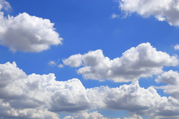 красивые белые облака в панорамном голубом небе