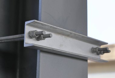 Metal, çelik inşaat kirişlerine vidaları, fındıkları destekler..