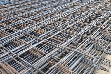 İnşaat altyapısı olarak kullanılması için çelik telle bağlanmış çelik çubuk ya da demir çubuk. Fabrikada çelik kirişler.