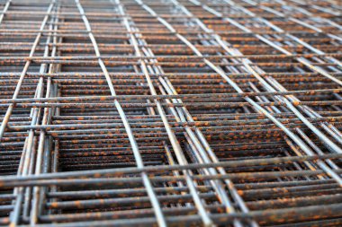 İnşaat altyapısı olarak kullanılması için çelik telle bağlanmış çelik çubuk ya da demir çubuk. Fabrikada çelik kirişler.