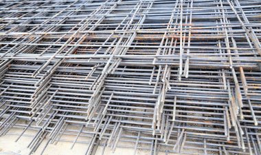İnşaat altyapısı olarak kullanılması için çelik telle bağlanmış çelik çubuk ya da demir çubuk. Fabrikada çelik kirişler.