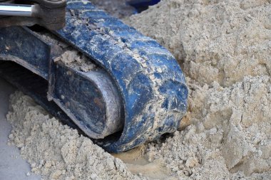  Yakın plan kullanılmış ve kirli Rubber Caterpillar buldozer. İnşaat alanındaki Kazıcı sürüngen kayışını kapat.