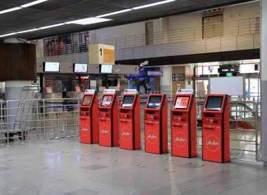 Terminallerde havaalanı kontrolü, self servis makinesi ya da havaalanındaki kontrol gişelerinde kayıt, baskı kartı ya da bilet alma.