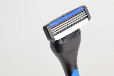 Yaklaşın, üçlü bıçağın ön tarafında çift kayganlaştırıcı şerit traş makinesi ya da jilet beyaz arka planda izole edilmiş tıraş için.