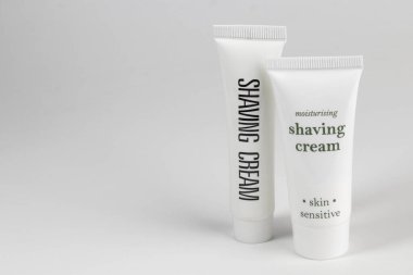 Tıraş köpüğünü kapatın, beyaz arka planda izole edilmiş banyo konforları.