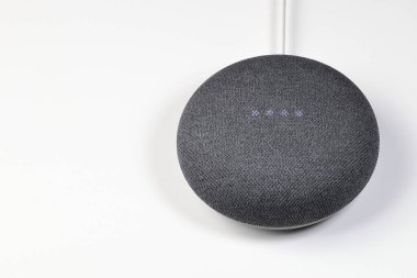 iot aygıtı, akıllı ev aygıtı, akıllı ev hoparlörü aygıtı başlangıç ışık durumunu beyaz arkaplanda izole et. Dijital Yardımcı Konsept.