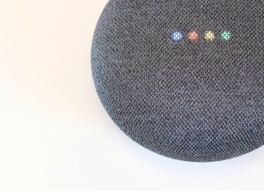 iot aygıtı, akıllı ev aygıtı, akıllı ev hoparlörü aygıtı başlangıç ışık durumunu beyaz arkaplanda izole et. Dijital Yardımcı Konsept.