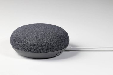 iot aygıtı, akıllı ev aygıtı, akıllı ev hoparlörü aygıtı beyaz arkaplanda izole. Dijital Yardımcı Konsept.