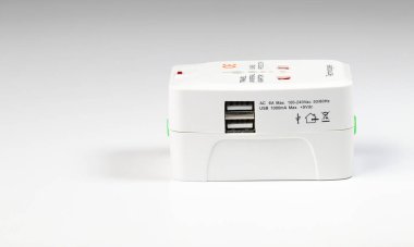 blok tipi Evrensel buji adaptörü, seyahat bujisi adaptörü, beyaz arkaplanda izole edilmiş çift USB portlarını göster