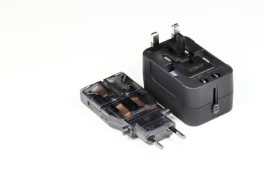 blok tipi ve parçala tip Evrensel buji adaptörü, seyahat buji adaptörü beyaz arkaplanda izole