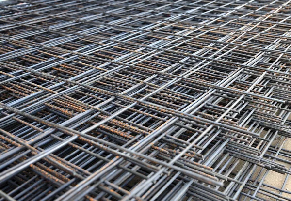钢棒或钢筋 带有铁丝粘结的铁锈 用作建筑基础设施 工厂的钢梁 — 图库照片