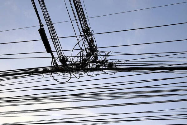 Elektriciteits Communicatiekabels Draden Paal Chaos Van Kabels Draden Een Elektrische — Stockfoto