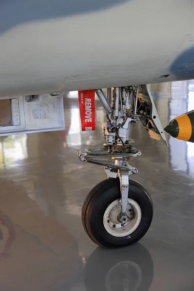 軽戦闘機ジェットの鼻着陸装置の閉鎖詳細 — ストック写真