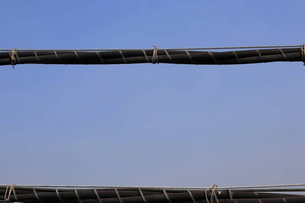 Bündel Von Elektrik Und Kommunikationsdrähten Mit Blauem Himmel Hintergrund — Stockfoto