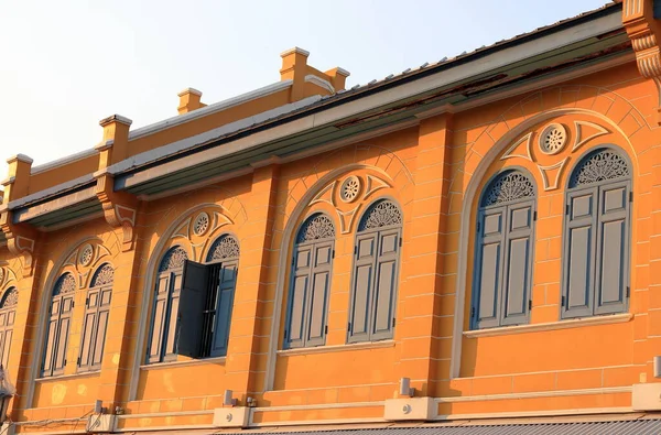 タイの美しい窓の詳細とヴィンテージ新古典主義 中国ポルトガル建築のファサード — ストック写真