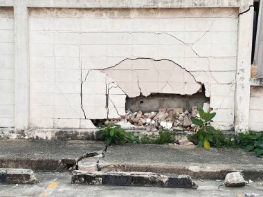 Araba kazası, beyaz tuğla duvar güvensiz sürüşün yol açtığı kazadan zarar görmüş..