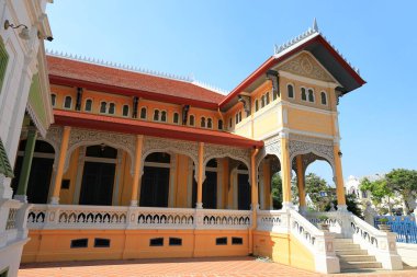 Antika güzel Neoklasik mimari yapı cephesi Tayland 'da güzel pencereleri olan.
